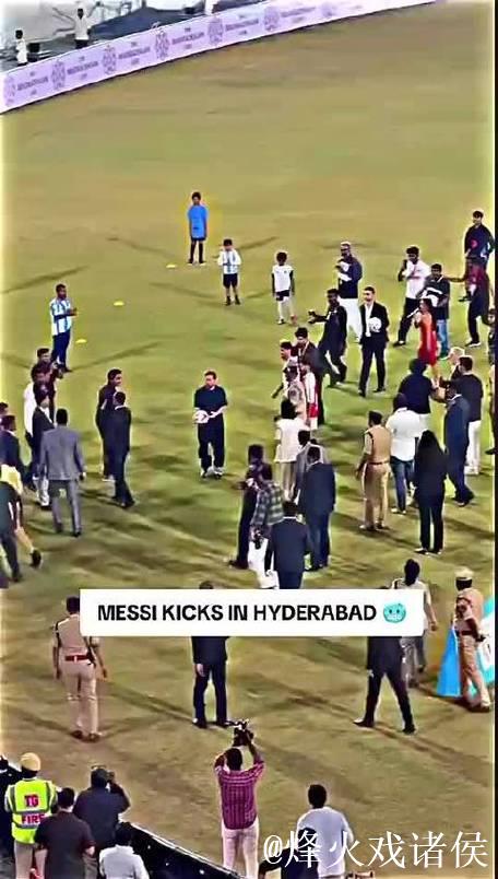 梅西凌空爆射踢向高层看台，皮球弹回低层看台