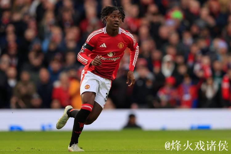 足坛转会热议：曼联留住梅努，皇马与巴黎争夺未果