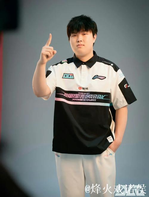 WBG分享Elk德杯幕后花絮:Bin这身搭配太帅了 WBG分享Elk德杯幕后花絮:Bin这身搭配太帅了